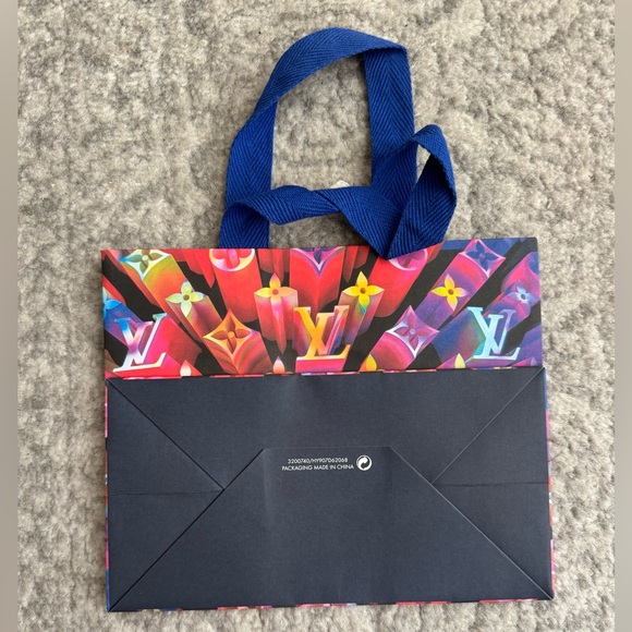 Louis Vuitton Holiday Shopping Bag - Picture 3 of 5